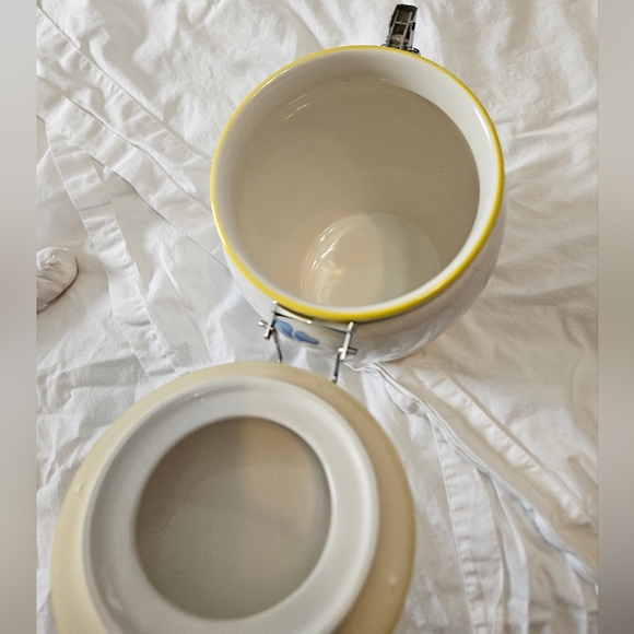 Vintage Inspirado Floral Ceramic Canister - Picture 5 of 8